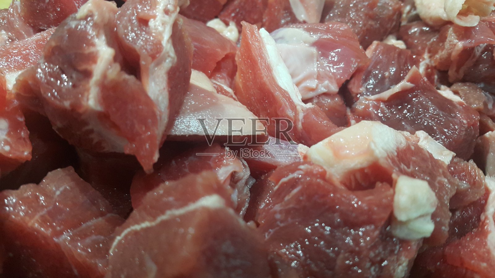 红肉小牛排,含白色脂肪。照片摄影图片