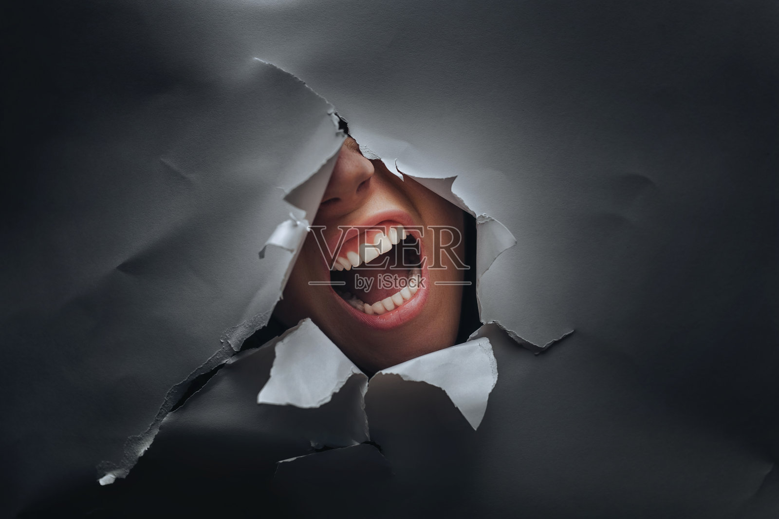 女人脸上露出惊恐的神色。愤怒和绝望。折磨,哭泣,痛苦和尖叫的概念。照片摄影图片