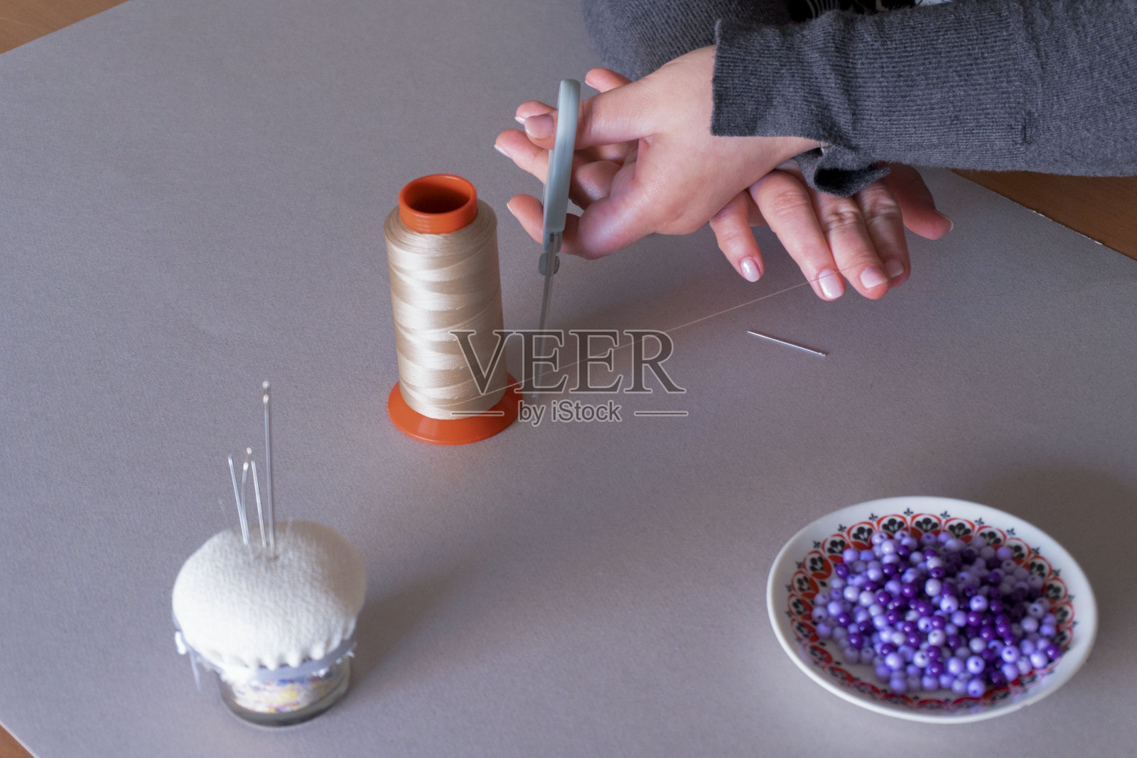 手工制作珠宝的妇女照片摄影图片