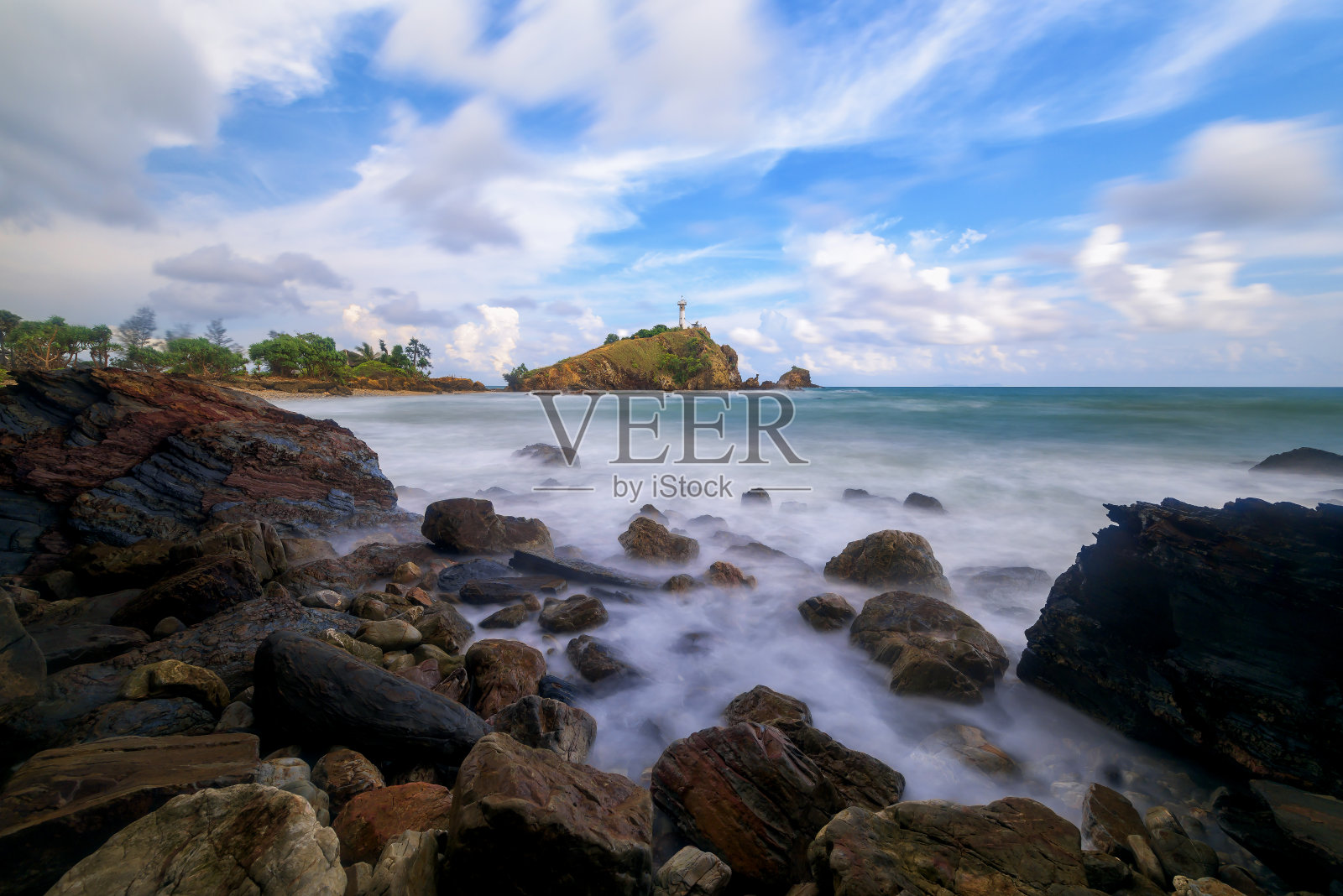 泰国甲米省南部的木可兰塔国家公园拥有美丽的海景和灯塔。照片摄影图片