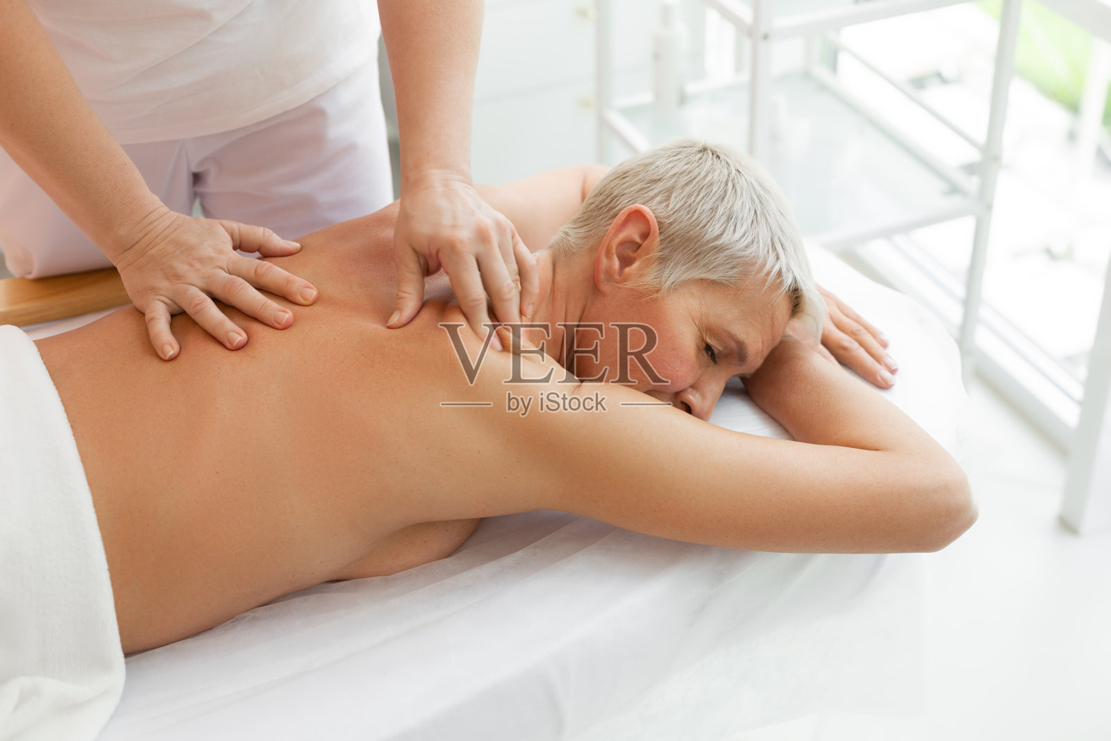 愉快轻松的女人接受一个愉快的水疗程序照片摄影图片