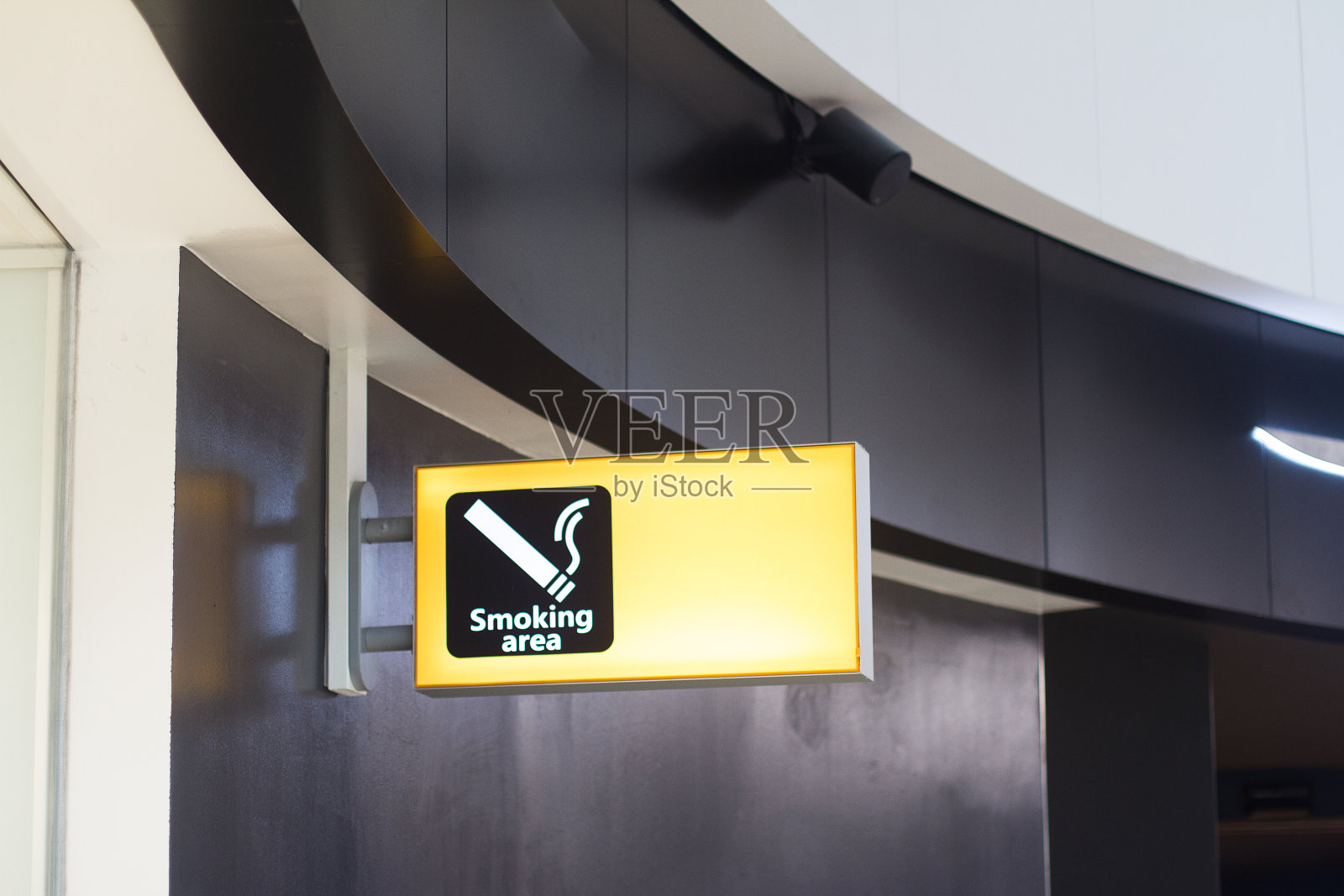 商业大厦的吸烟标志照片摄影图片