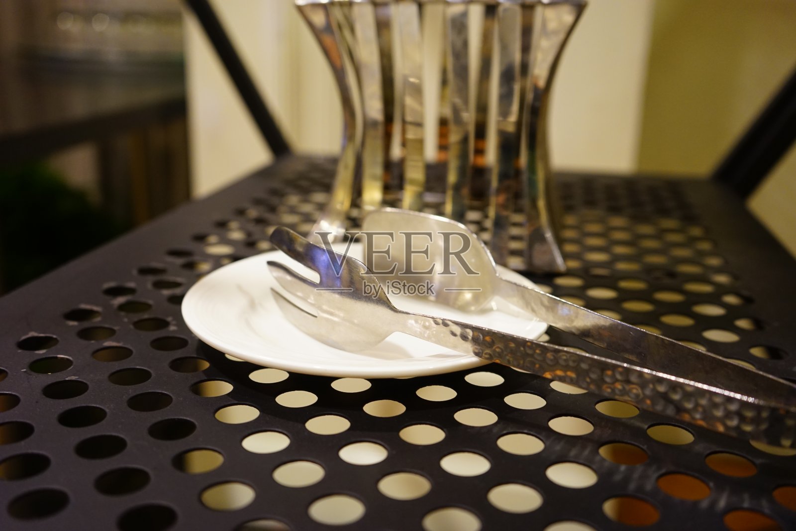 餐桌上的食钳照片摄影图片