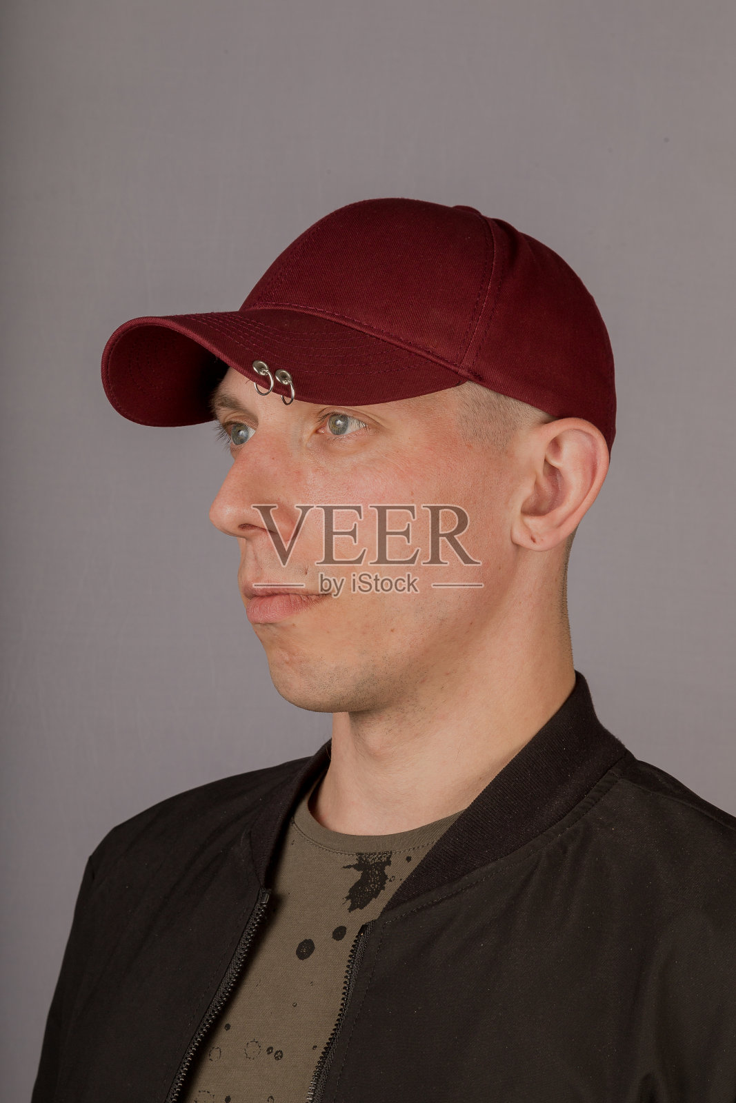 灰色背景上戴着头饰的英俊年轻人照片摄影图片