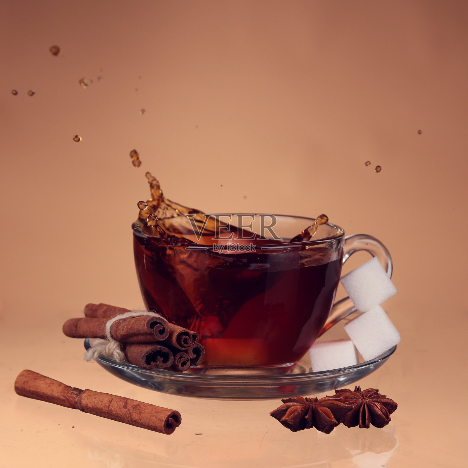 一杯橙色背景的玻璃杯上的茶照片摄影图片