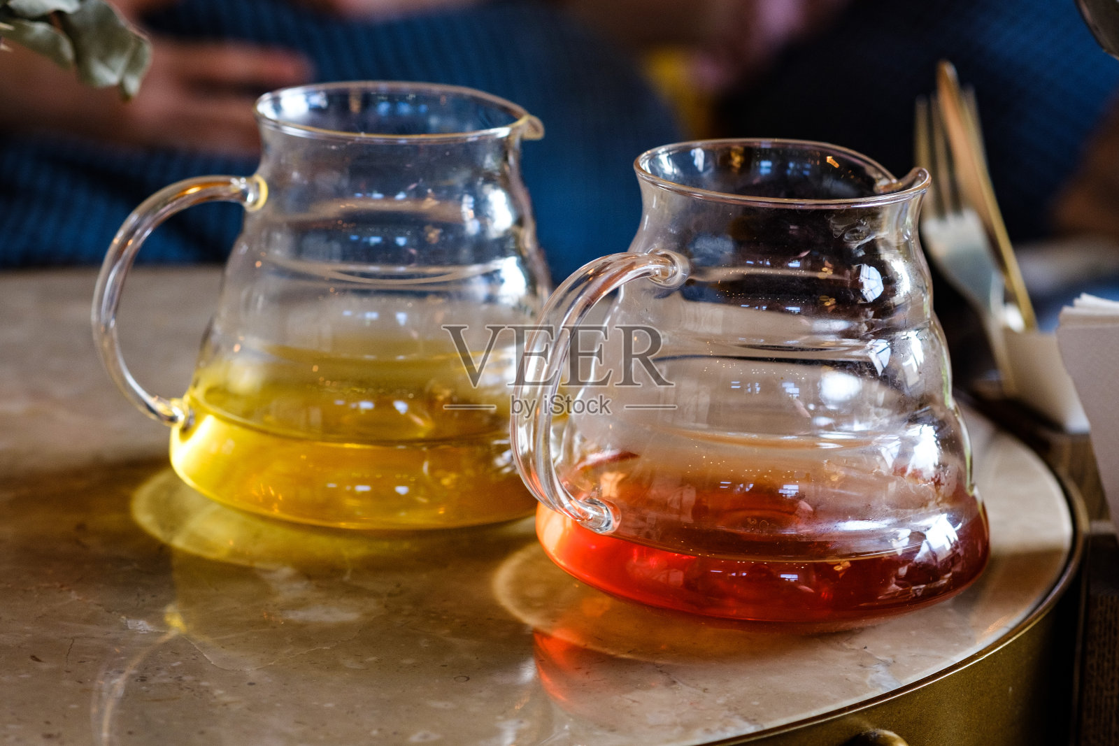 咖啡馆里的两个茶杯茶壶照片摄影图片