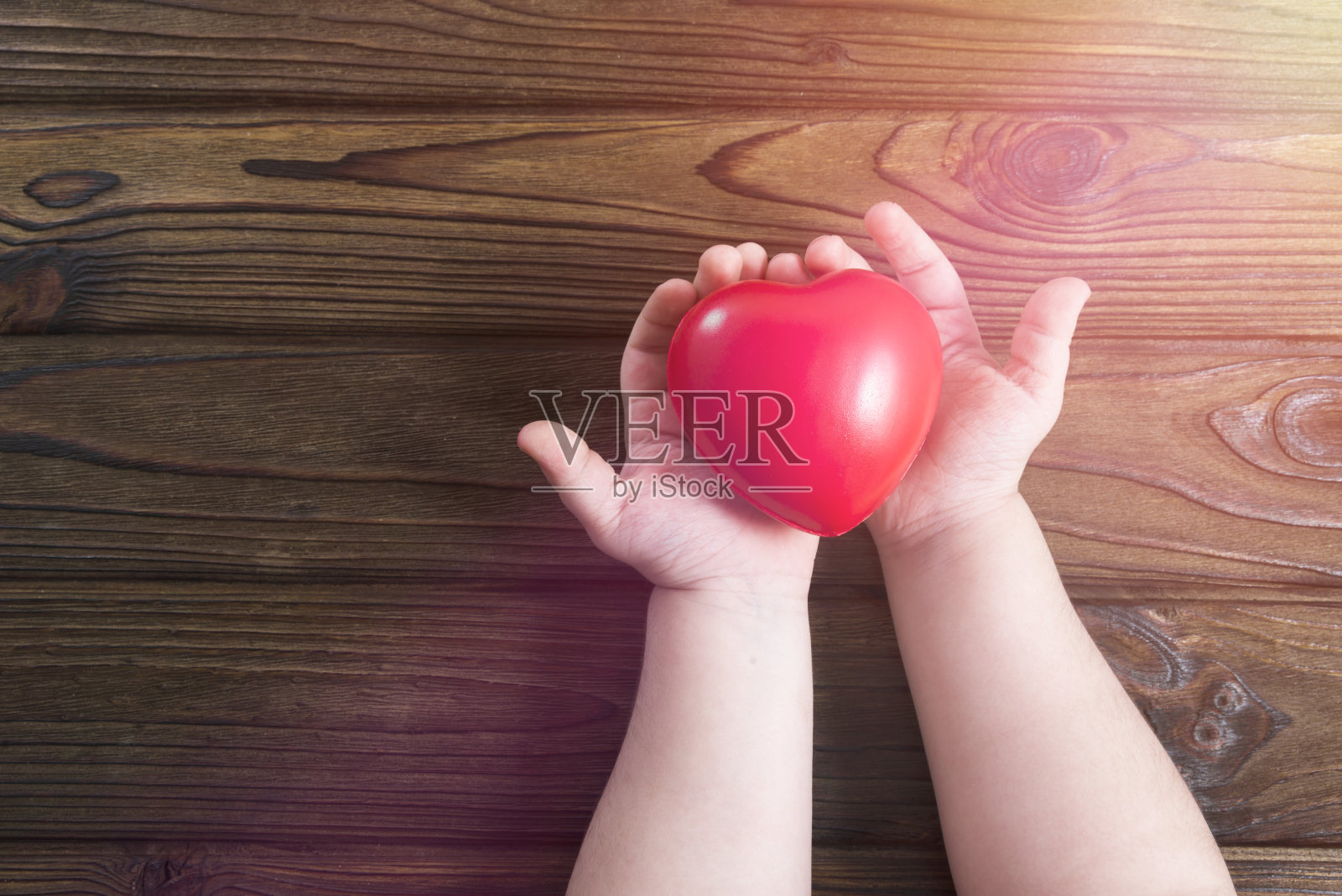 木制背景上的心照片摄影图片
