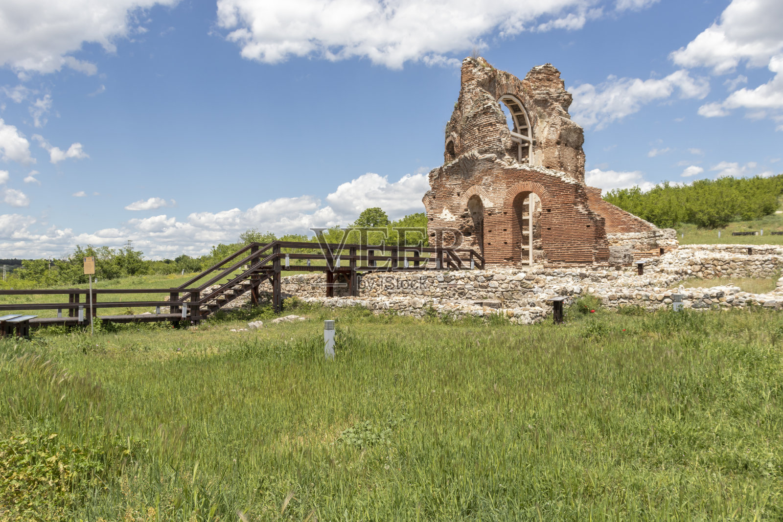 红教堂-早期拜占庭基督教长方形会堂遗址,佩鲁希提察镇附近,保加利亚照片摄影图片