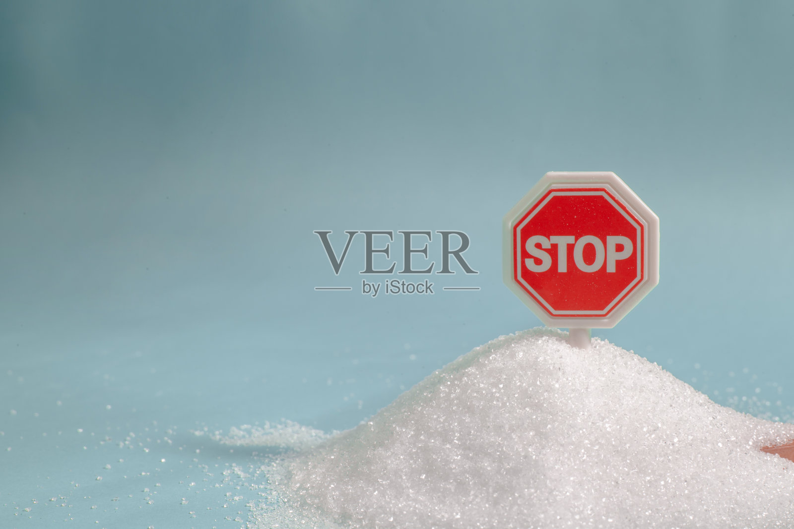 糖上的停止标志,警告糖太多会造成不健康的营养,肥胖,糖尿病,牙科保健和更多。照片摄影图片