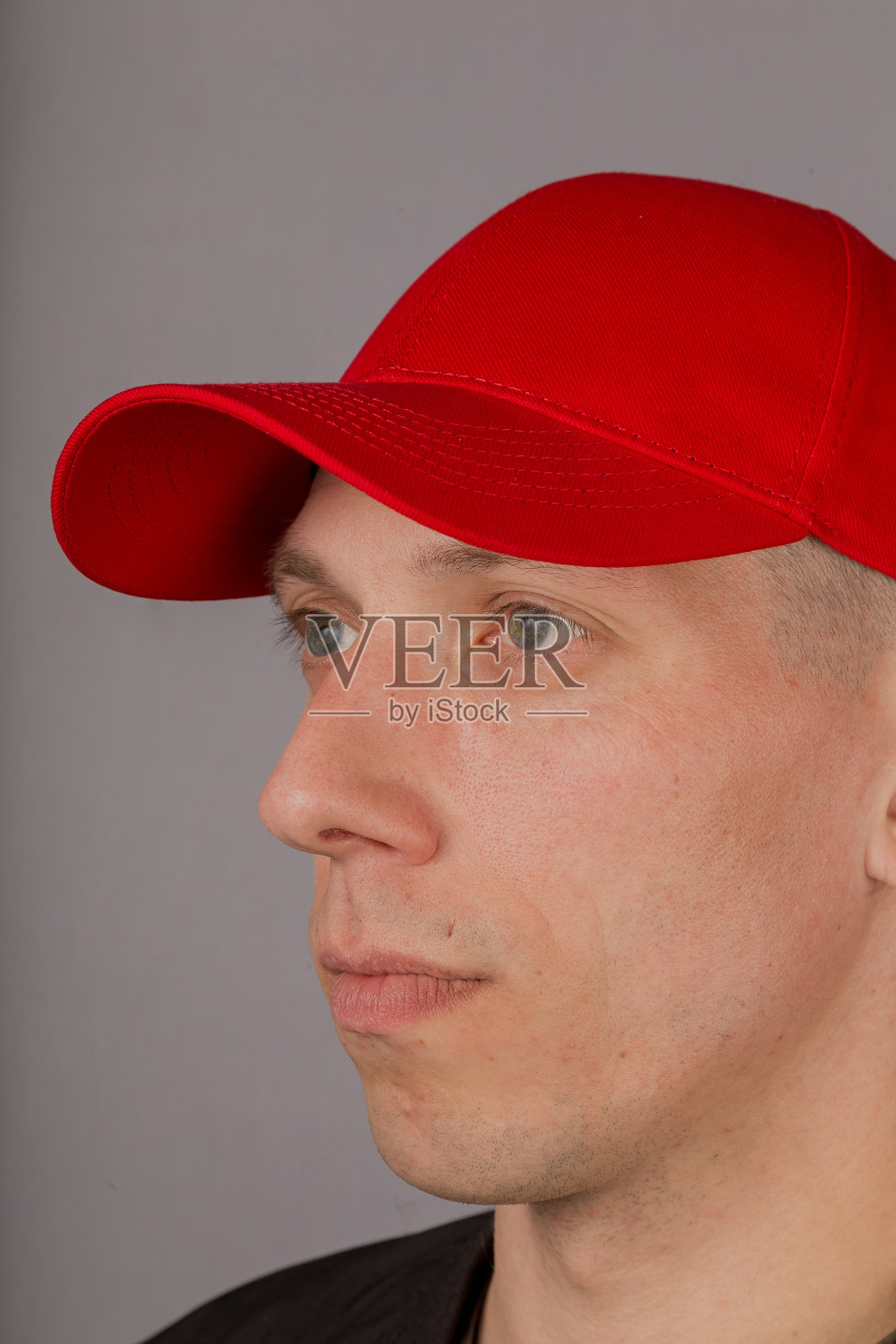 灰色背景上戴着头饰的英俊年轻人照片摄影图片