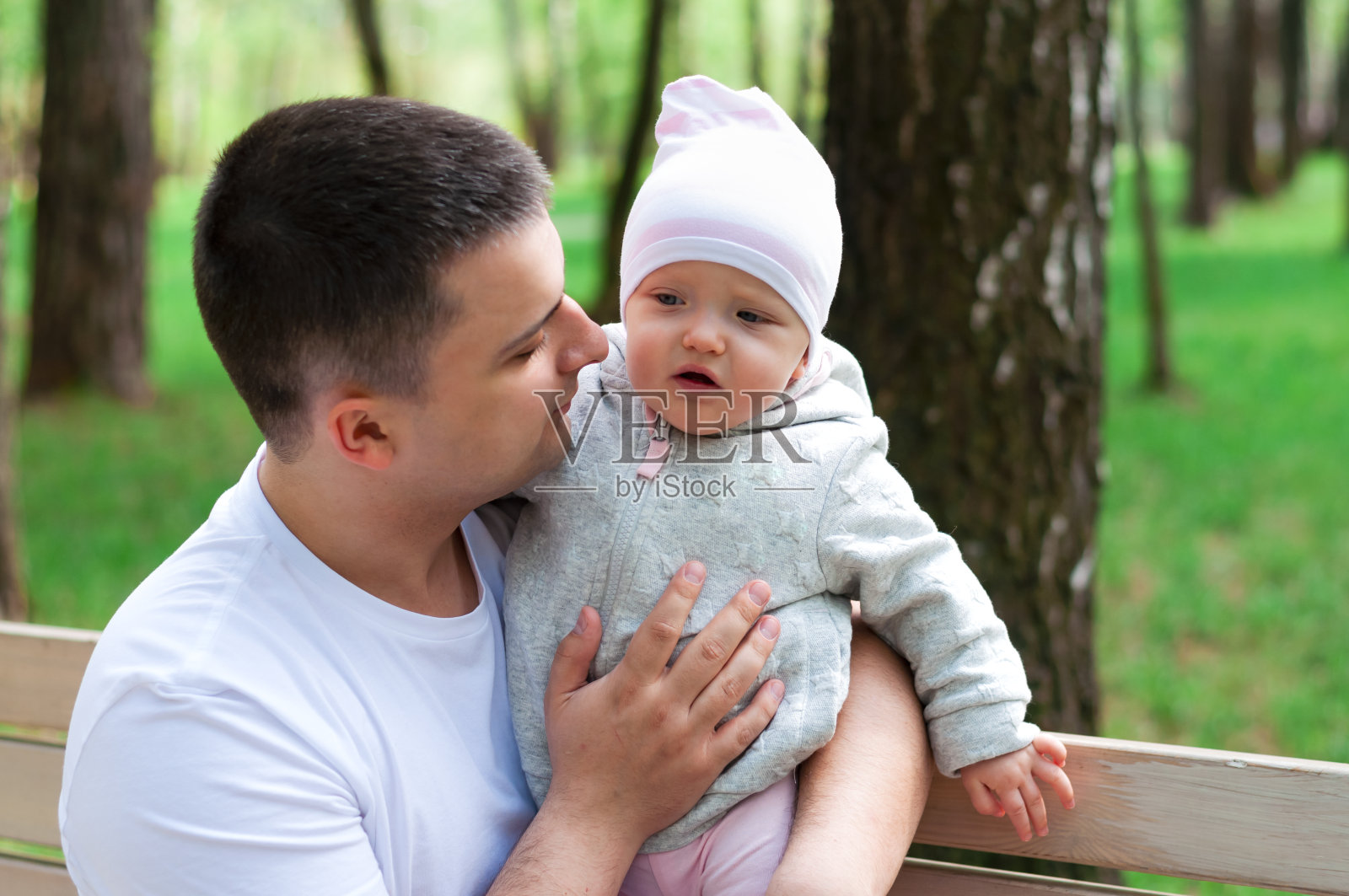 希尔德在爸爸的怀里照片摄影图片