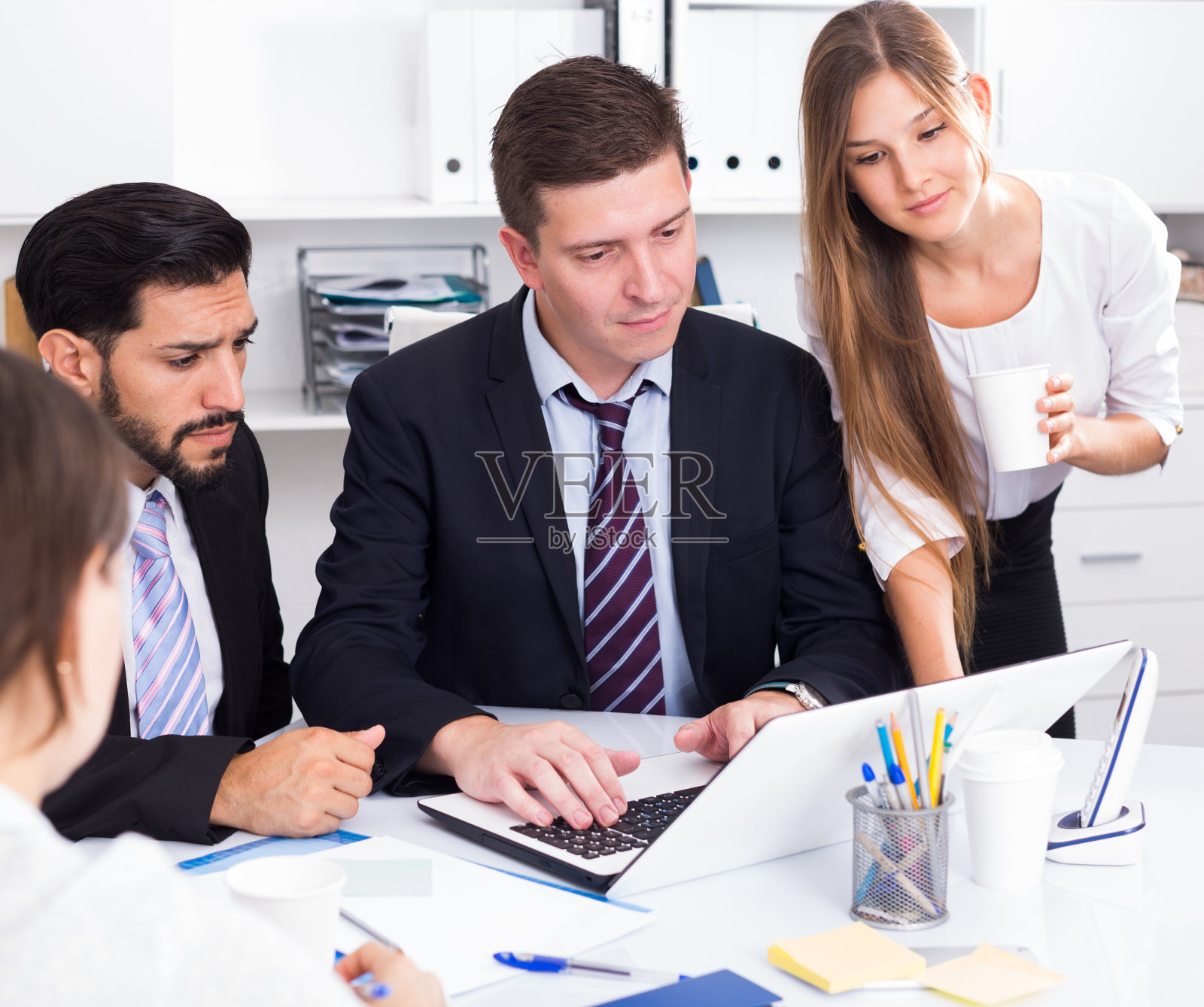 商业伙伴在办公室讨论照片摄影图片