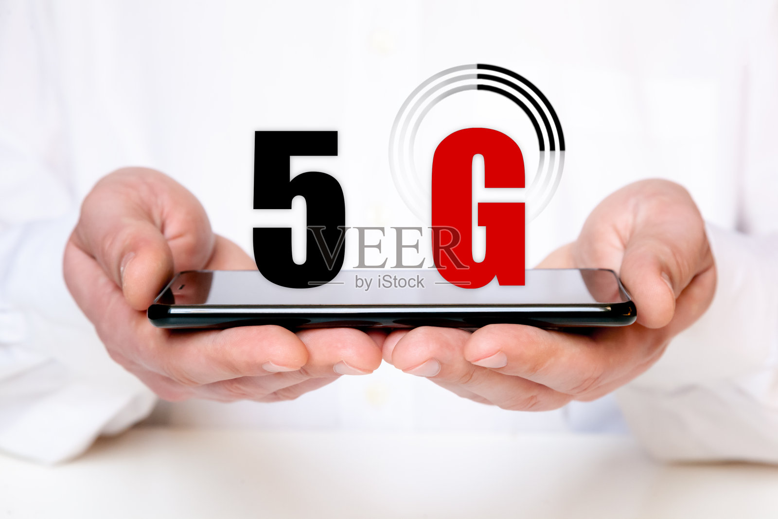 概念5G高速互联网数据交换,男性手持手机,屏幕上方有5G文字。照片摄影图片