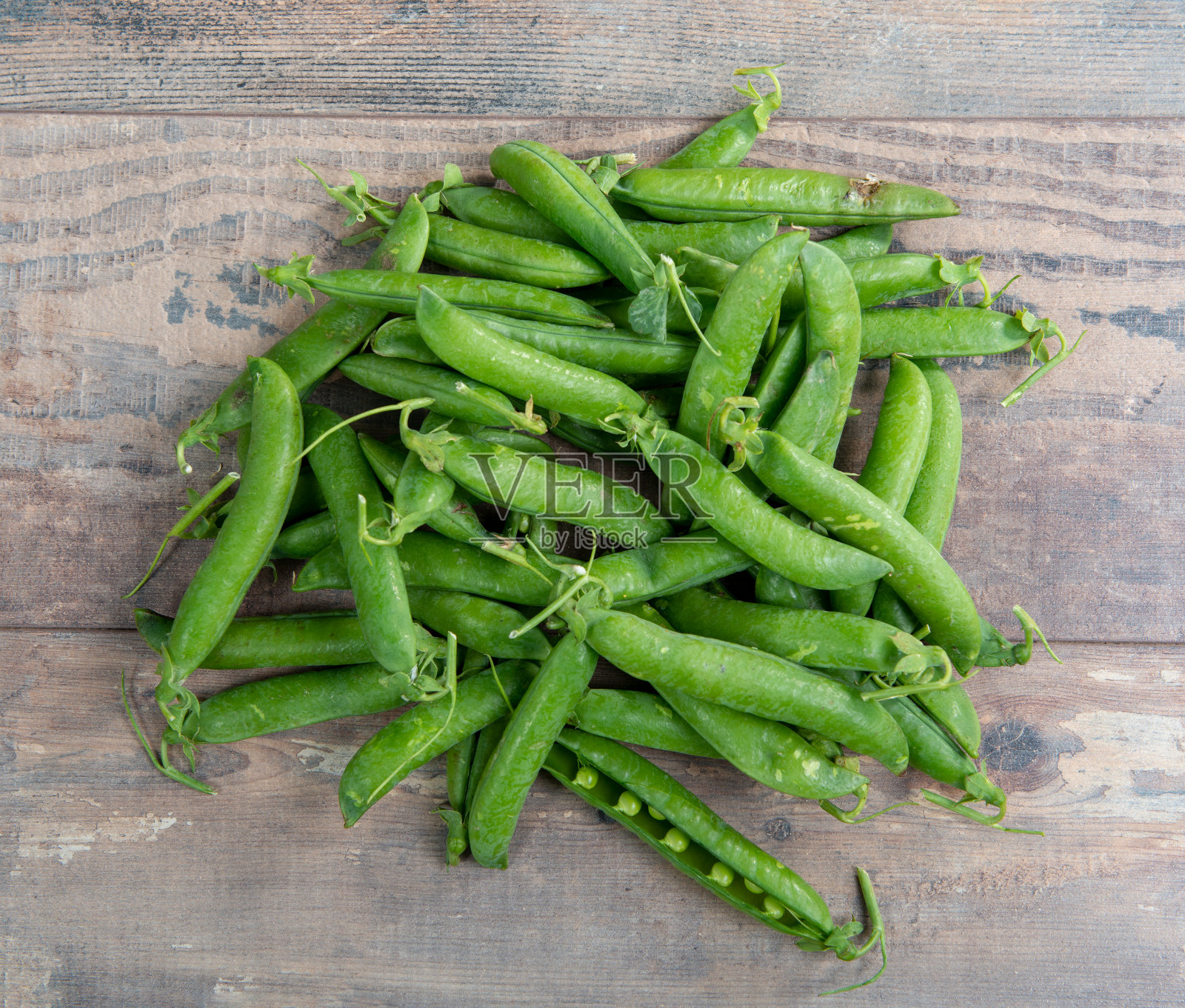 木质背景上的有机新鲜豌豆照片摄影图片