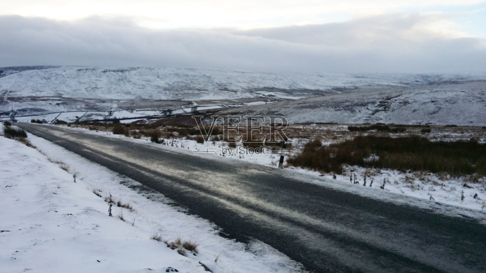 白色的云连接到雪覆盖的道路上,美丽的白色景色冬天在阿肯格斯代尔,北约克郡照片摄影图片