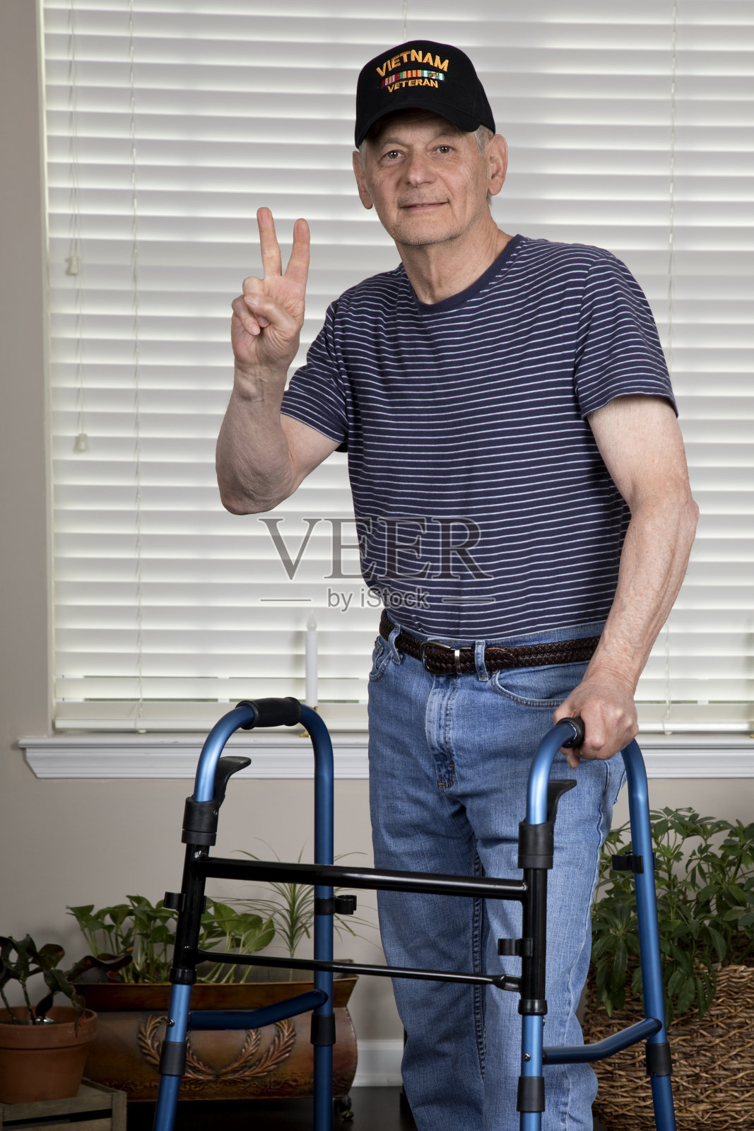 越战老兵使用助行器并发出和平信号照片摄影图片