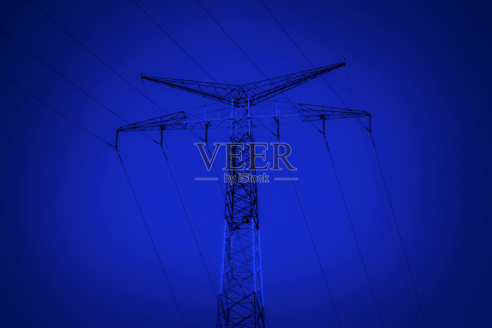 湛蓝夜空中高耸的电力塔照片摄影图片