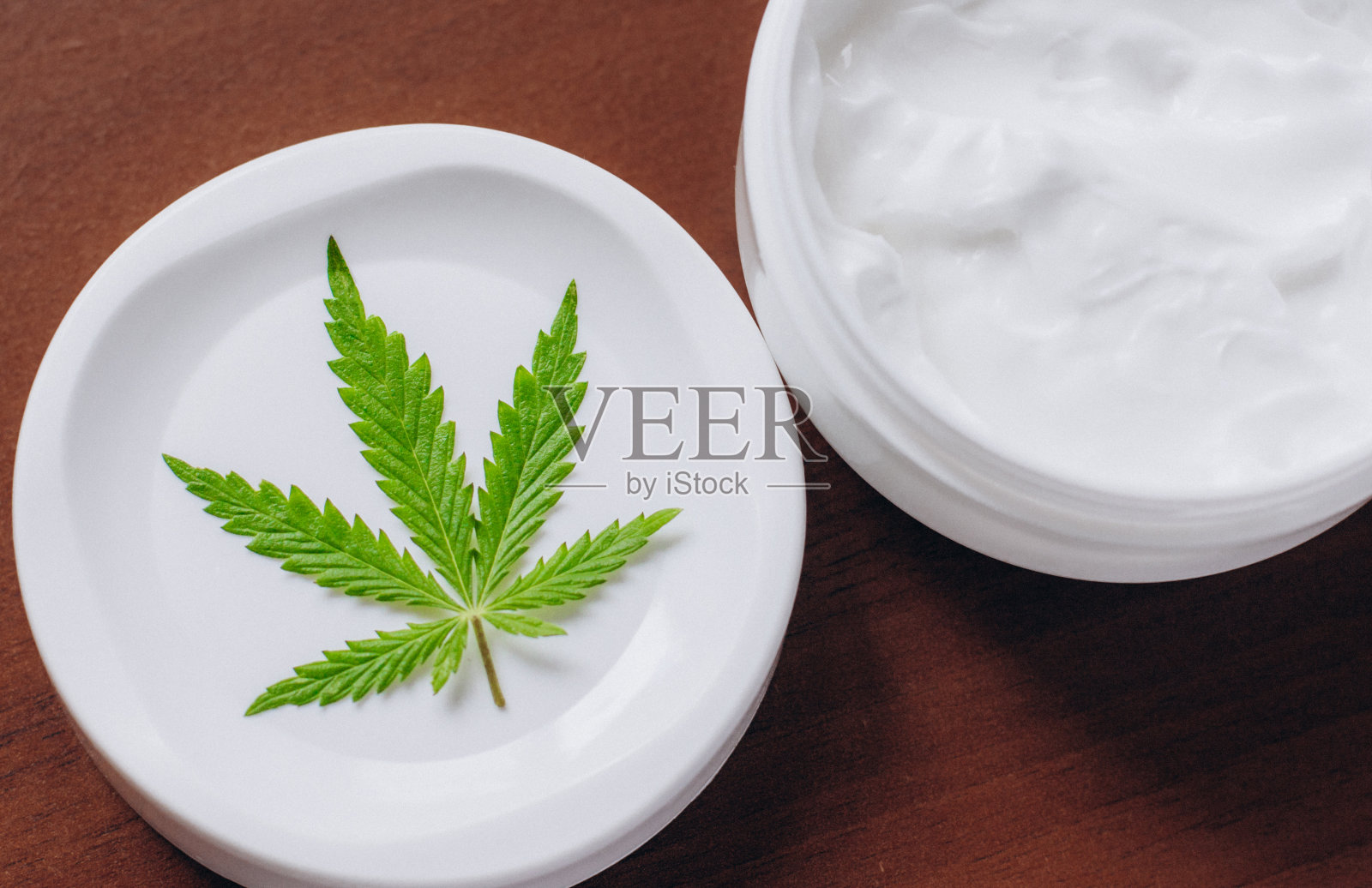 详细的大麻大麻膏与大麻叶-大麻主题概念。从生物和生态植物中提取大麻植物药用油CBD照片摄影图片