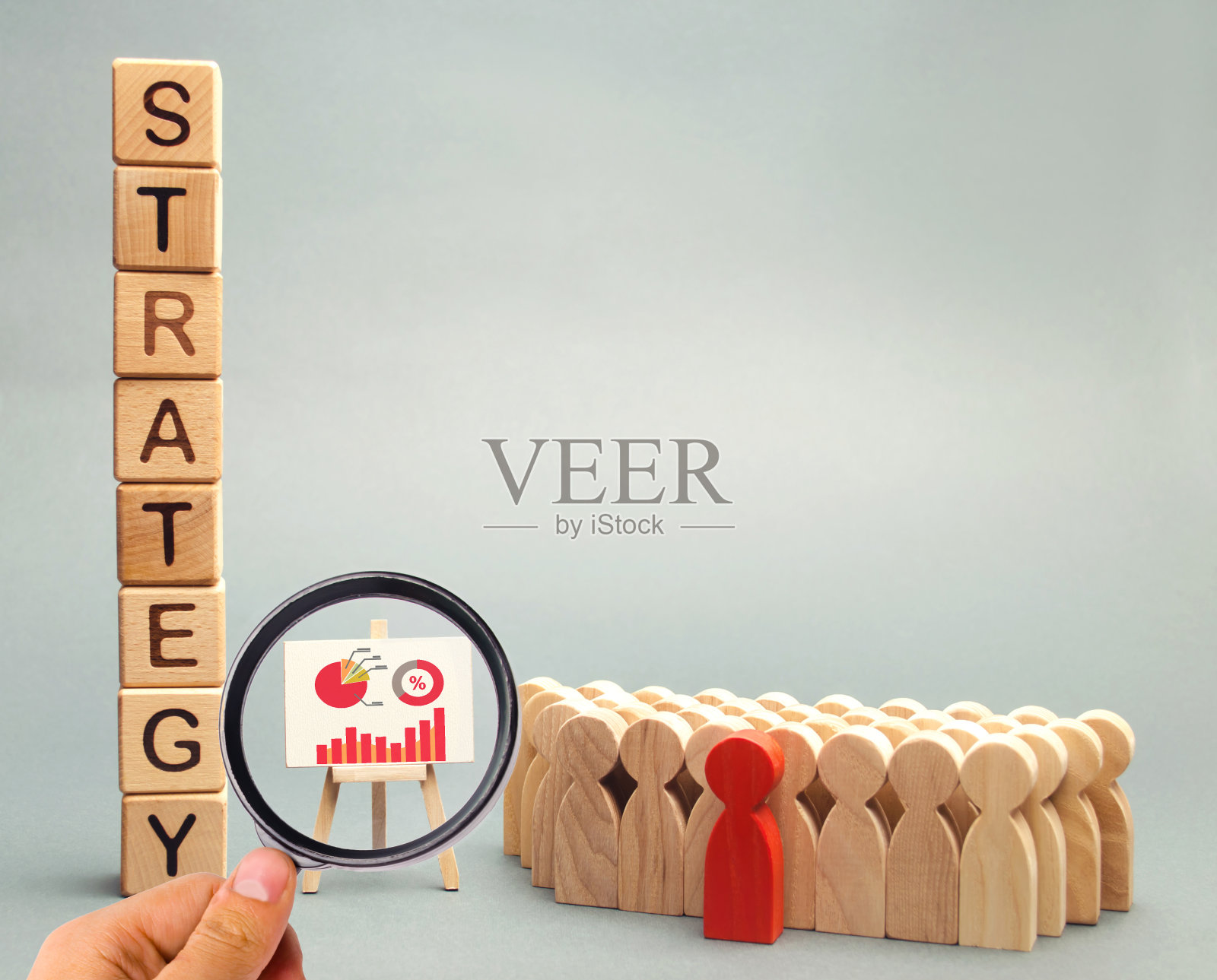 木块上写着战略、业务计划和员工团队。商业战略是一种为实现公司目标而设计的综合行动模型。目标的实现照片摄影图片