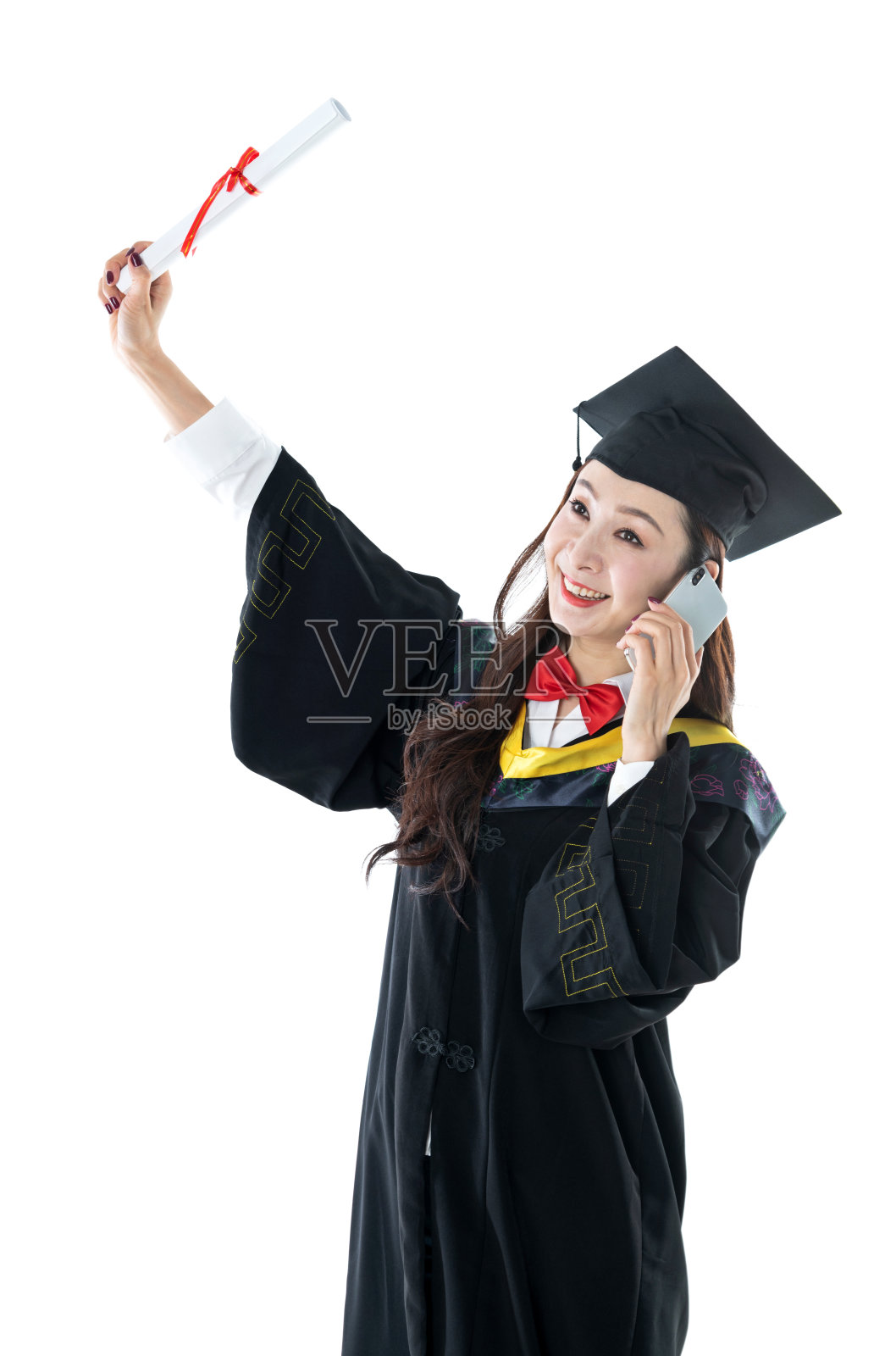 女毕业生在白色背景下使用手机照片摄影图片