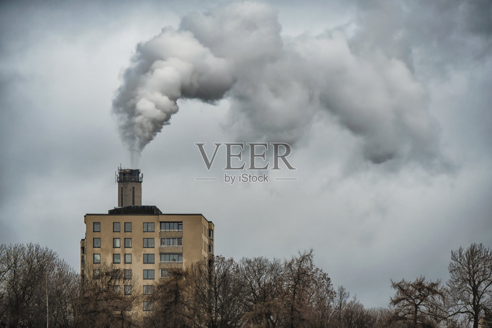 这家工厂向大气中排放污染物,从工厂的管道冒出浓烟照片摄影图片