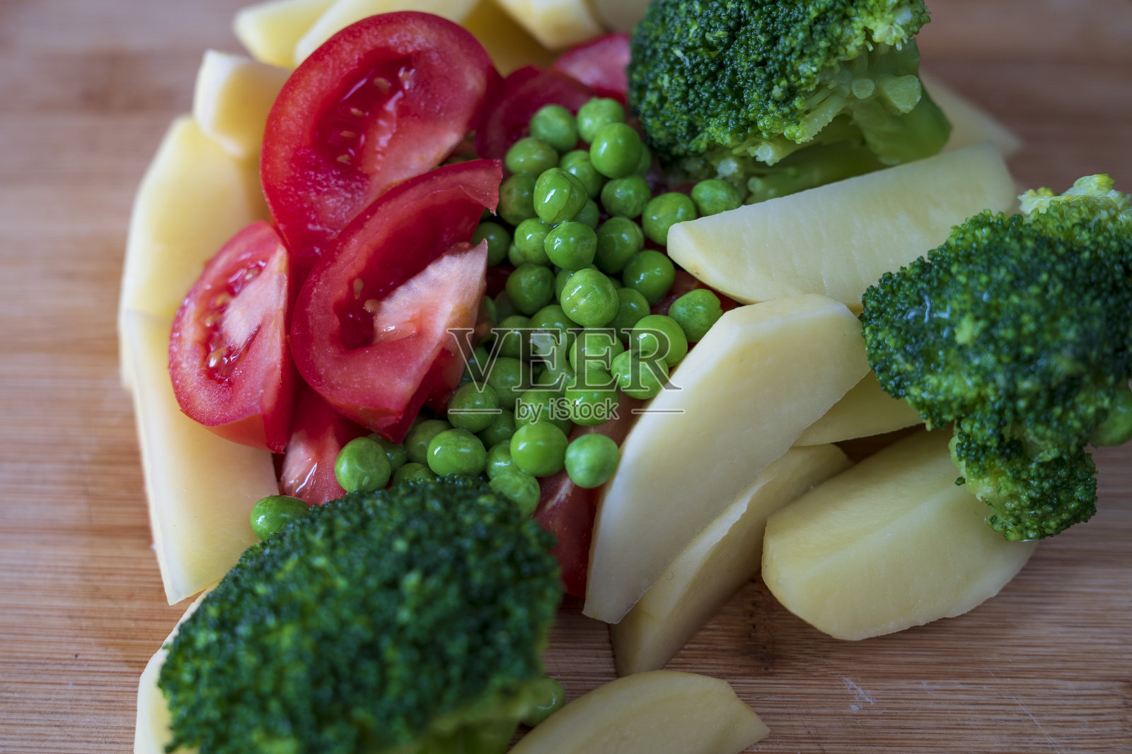 西红柿,土豆,花椰菜准备好煮了照片摄影图片