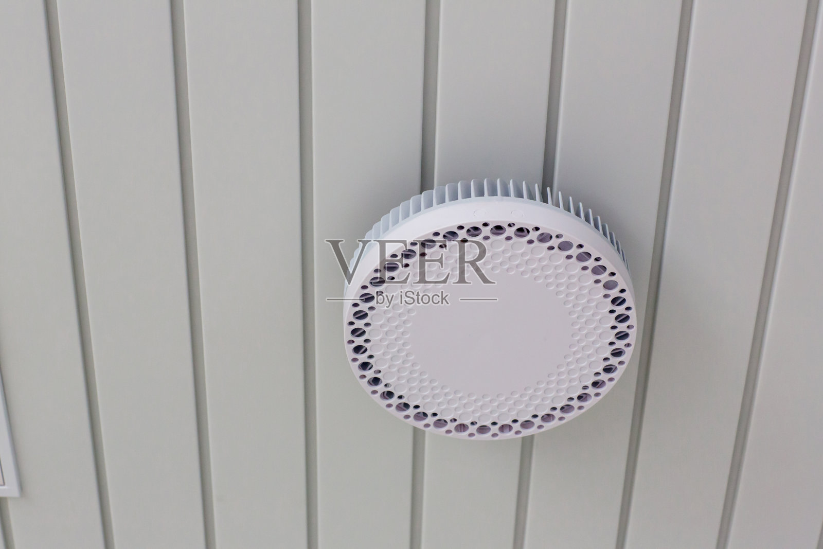 天花板接入点wifi。无线网络路由器,挂在天花板上。全球网络技术。照片摄影图片