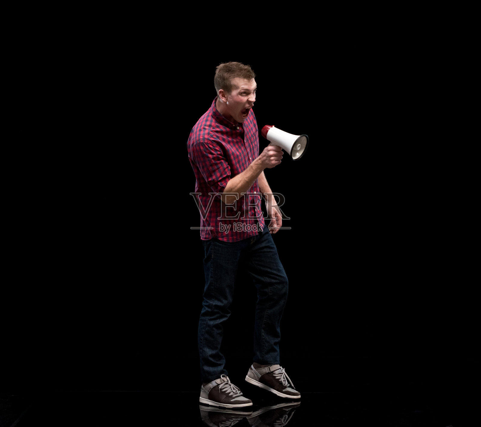 帅小伙对着扩音器大喊大叫照片摄影图片