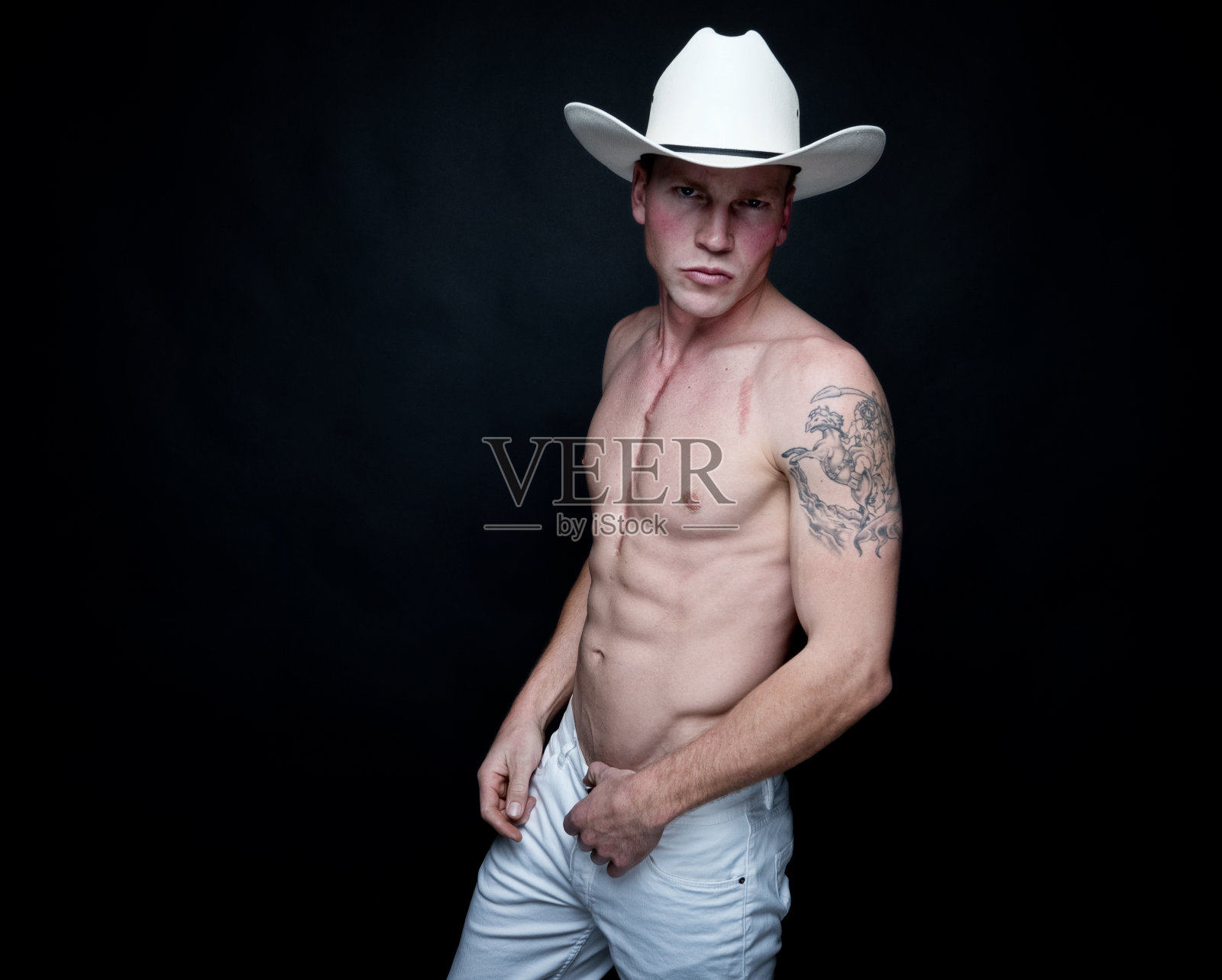性感的赤膊牛仔穿全白照片摄影图片