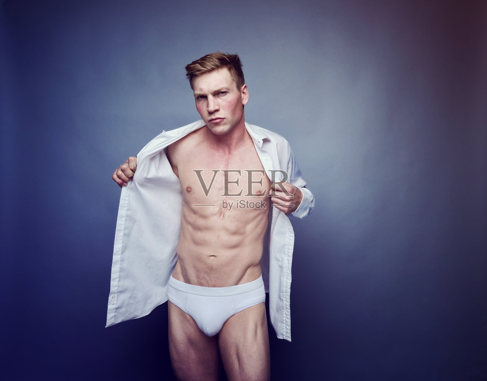 穿着白衬衫和内衣的帅哥照片摄影图片