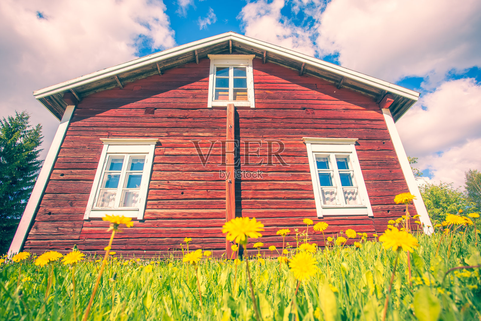 古老的芬兰房子在夏季景观。Kuhmo,芬兰。照片摄影图片