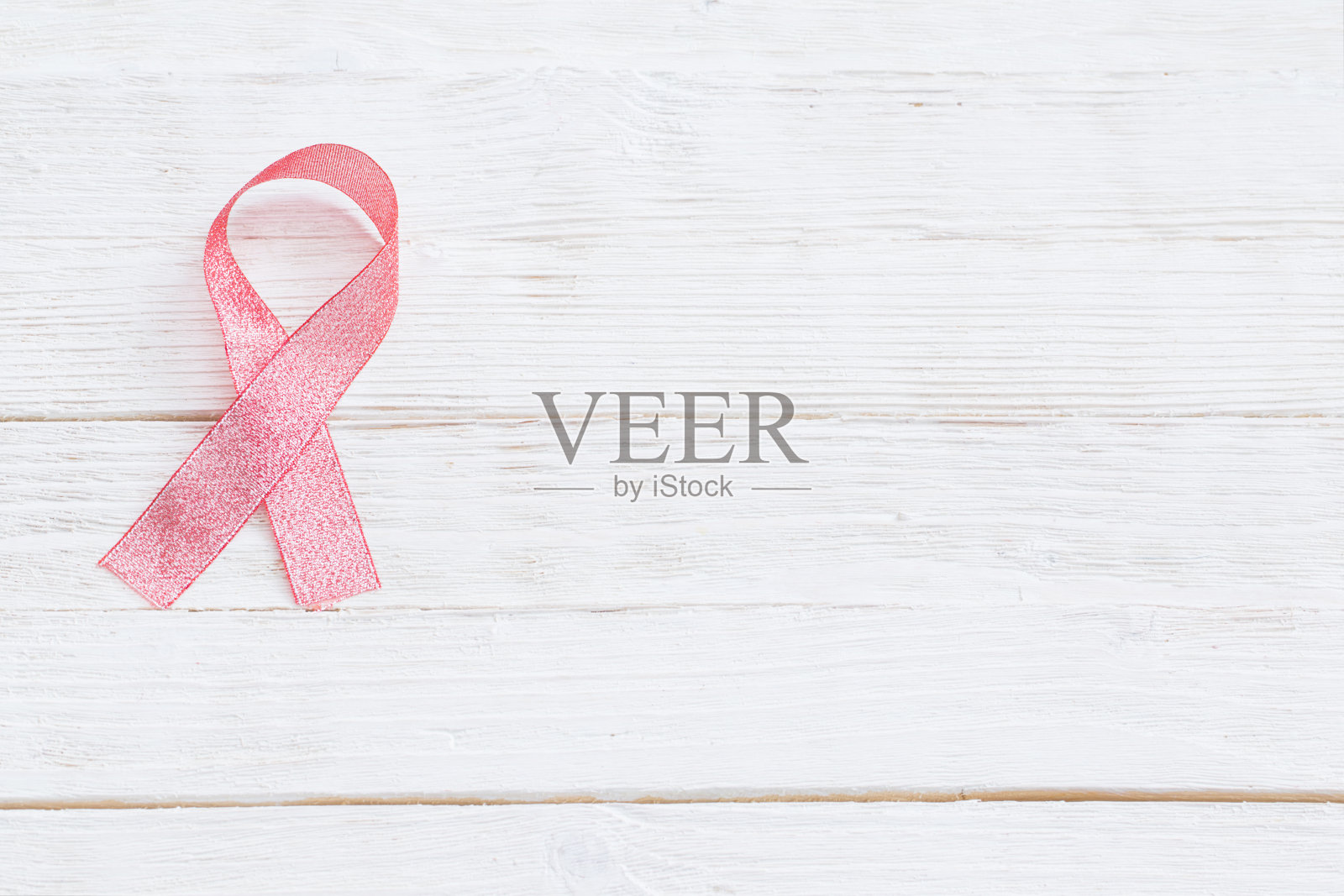 粉色丝带象征着与乳腺癌抗争照片摄影图片