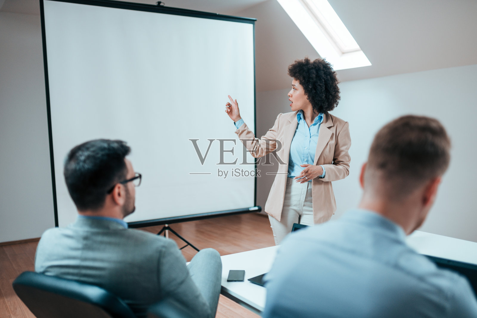 公司的董事正在和他的员工开会。照片摄影图片