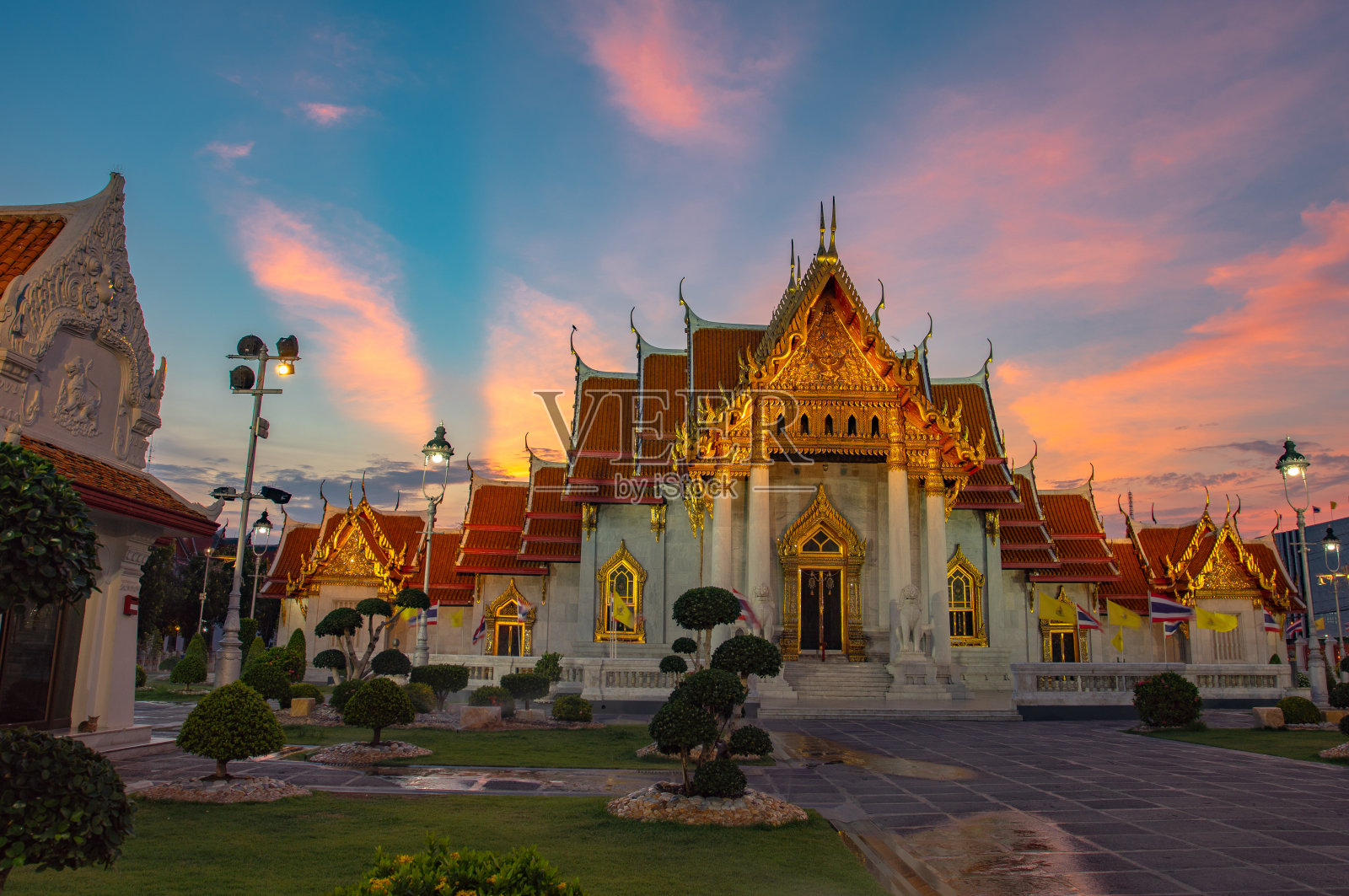 曼谷Benchamabophit寺的日落照片摄影图片