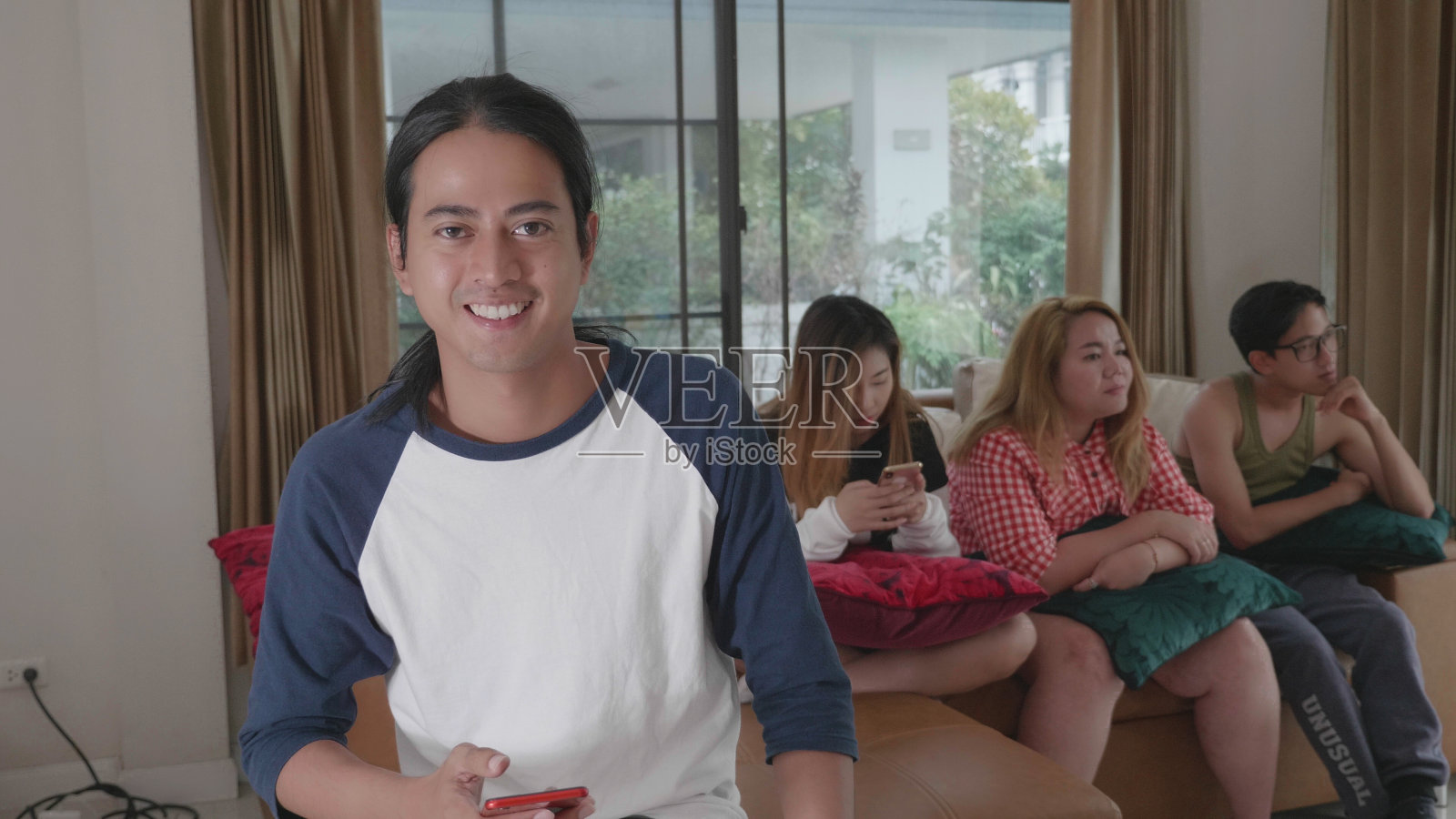 公寓里有年轻的千禧一代的肖像照片摄影图片