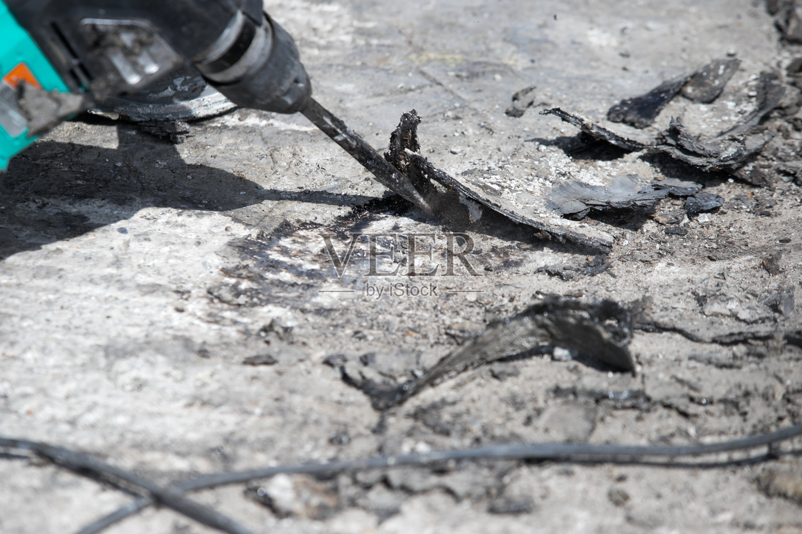 产业工人的细节。男工人使用手提风钻机械照片摄影图片