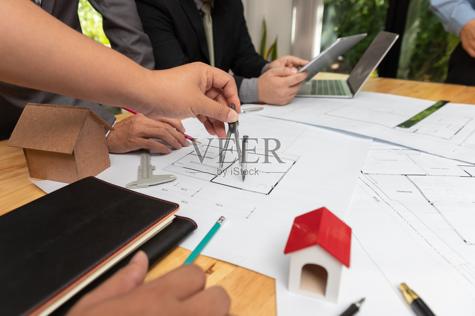 工程师和建筑师概念,工程师建筑师办公室团队与蓝图工作照片摄影图片