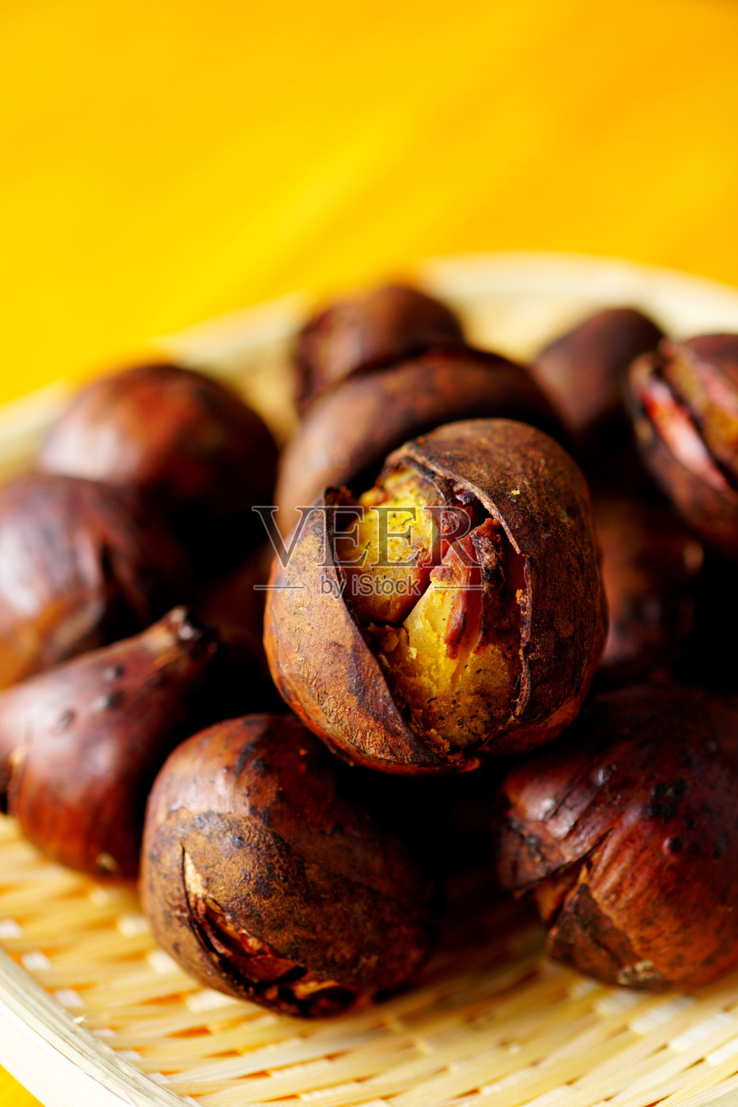 烤栗子。照片摄影图片