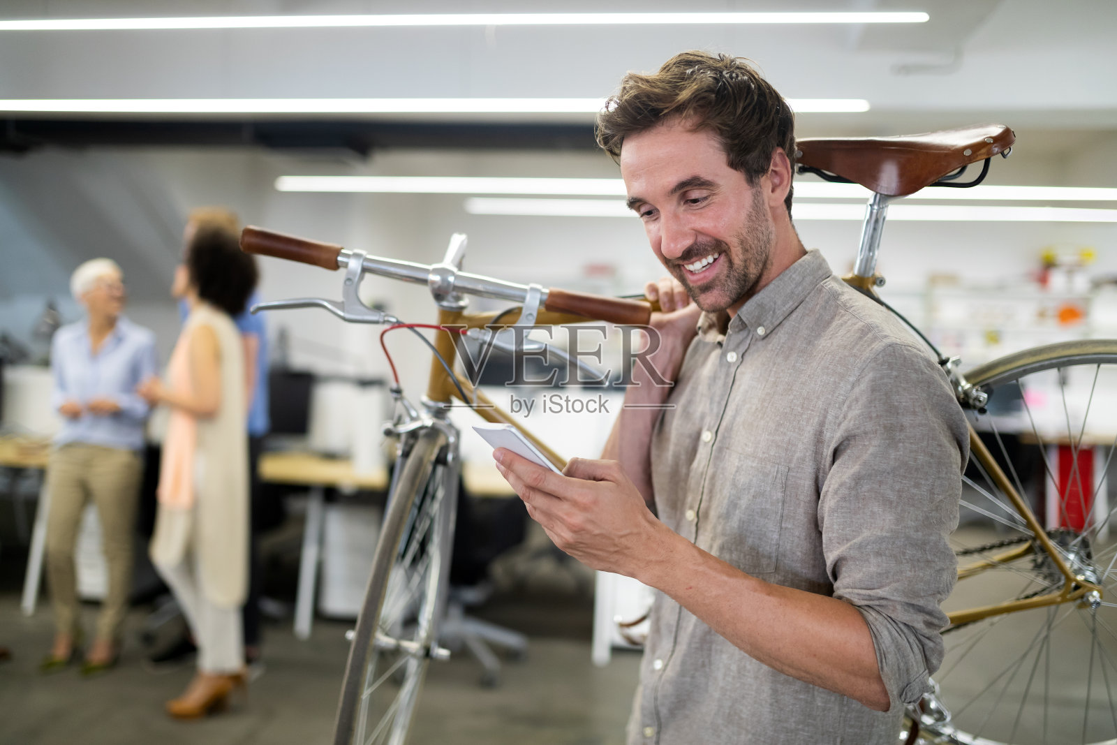 忙碌时髦的办公室里有取得成功的商业人士照片摄影图片