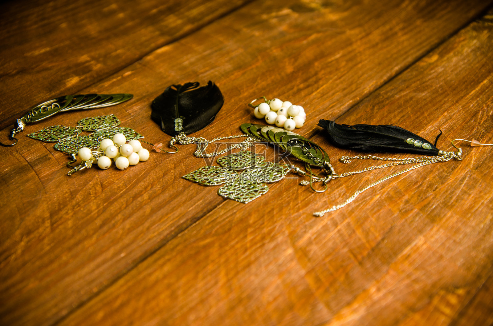 干燥的木板。让女人美丽的珠宝照片摄影图片