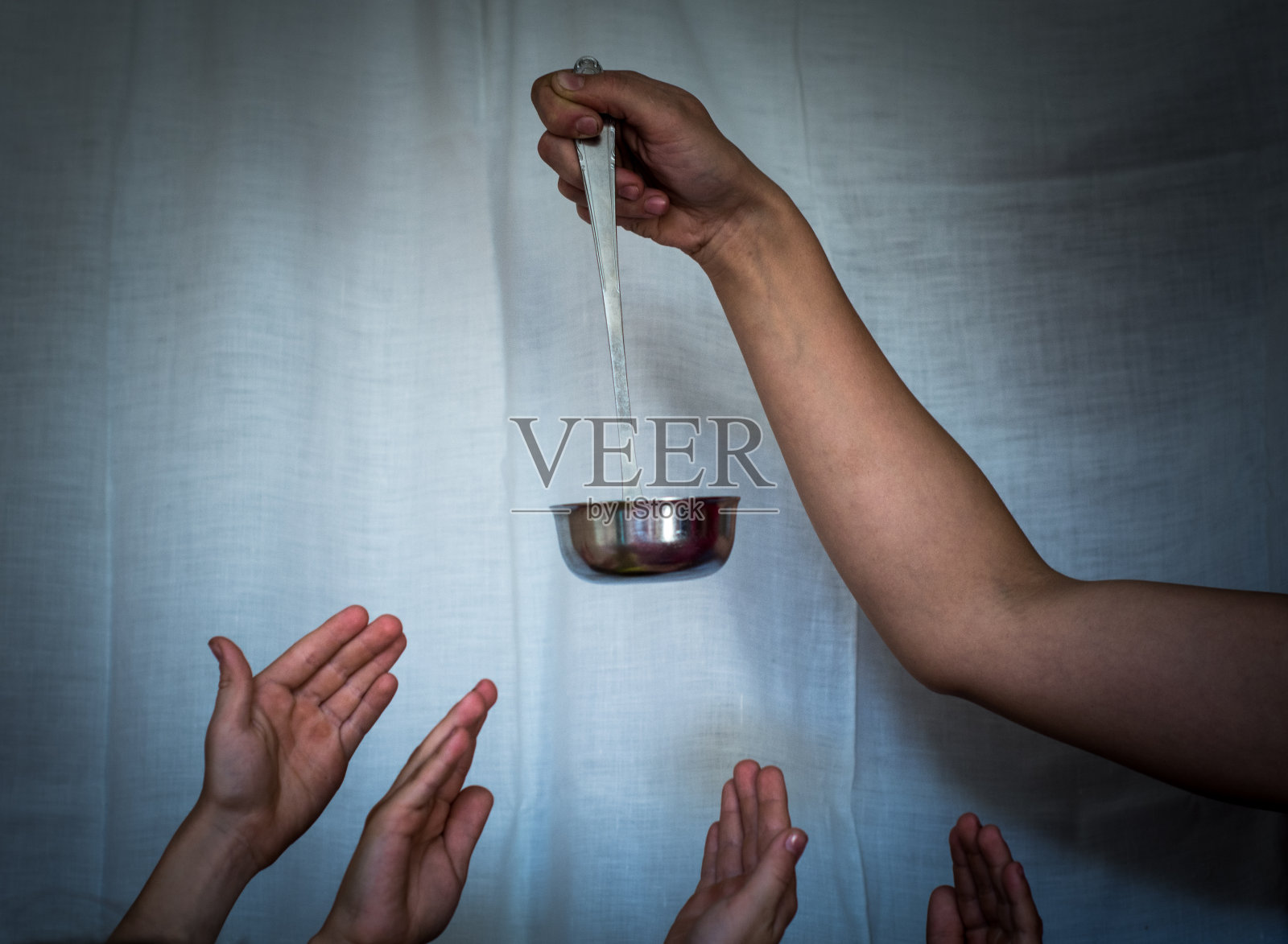 双手放在白色背景上照片摄影图片