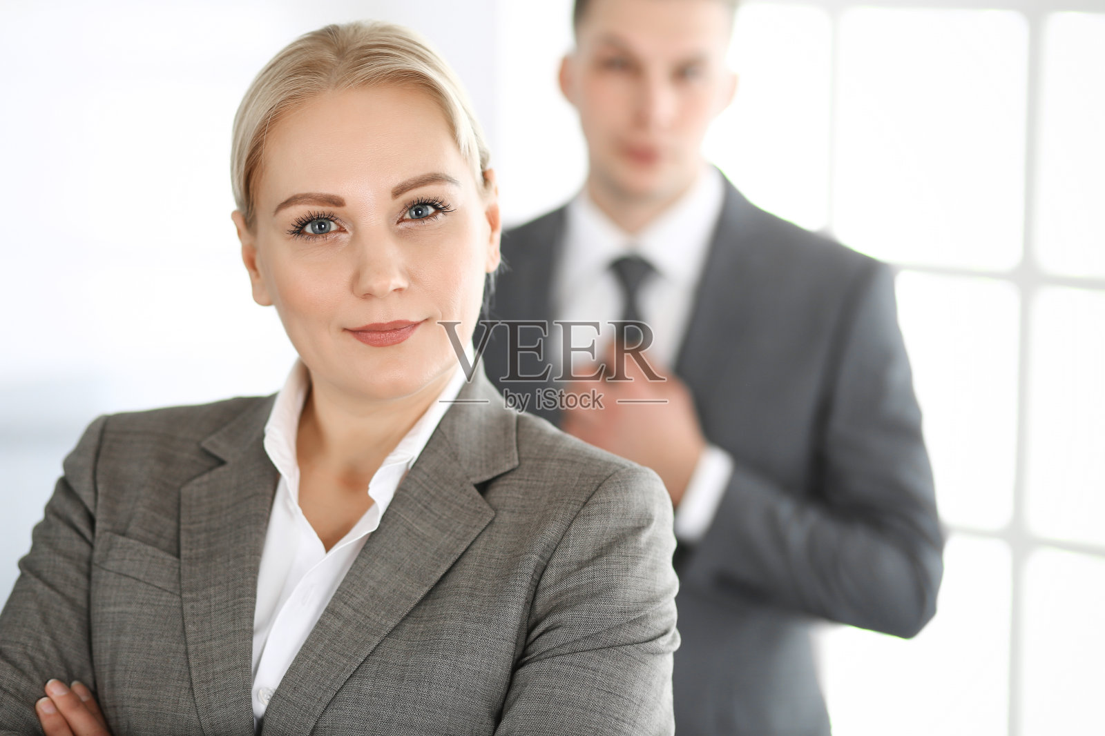 女商人和同事站在办公室里,爆头。成功与企业伙伴关系的概念照片摄影图片