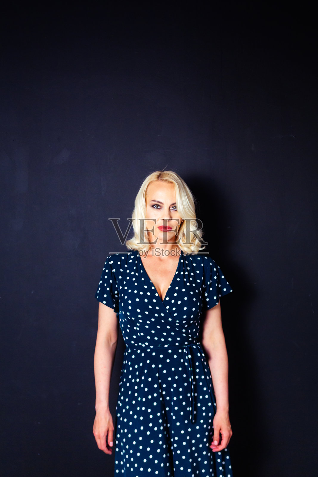 一个穿着深蓝色裙子的金发女人的肖像照片摄影图片