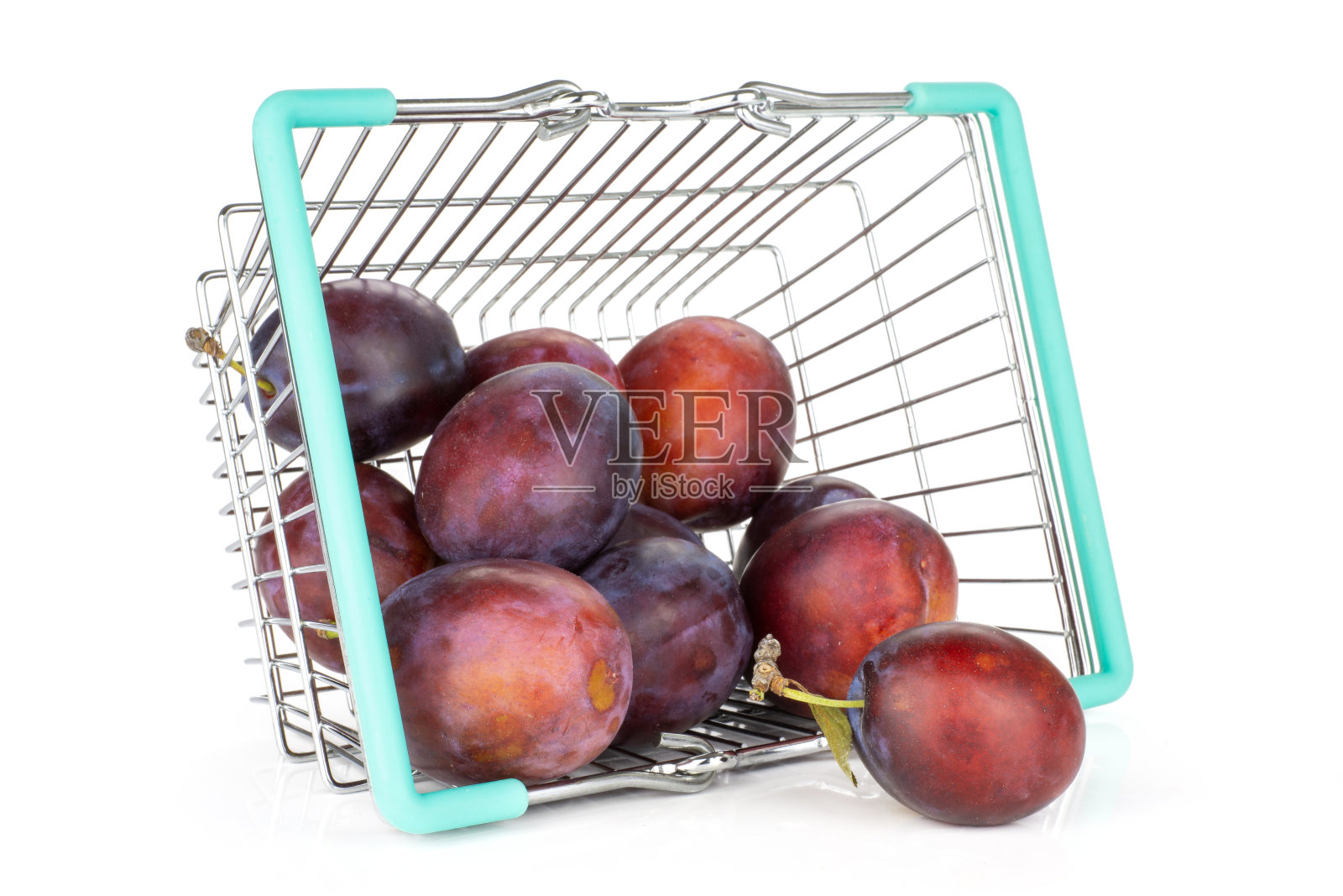 新鲜生的充满活力的李子孤立在白色照片摄影图片