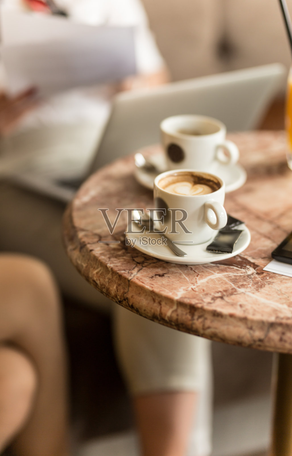 桌上放着咖啡,在后台工作照片摄影图片