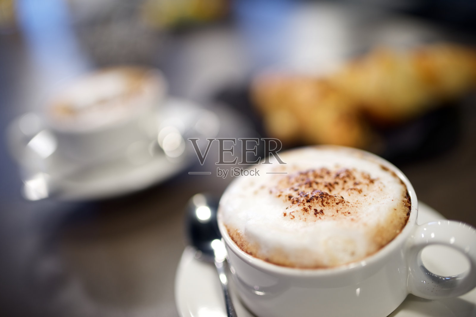 咖啡和羊角面包照片摄影图片