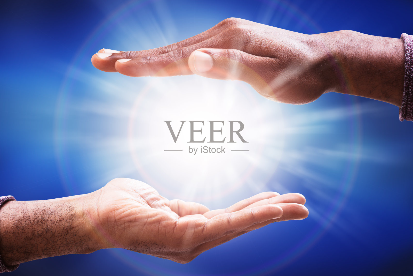 男手收集日光照片摄影图片