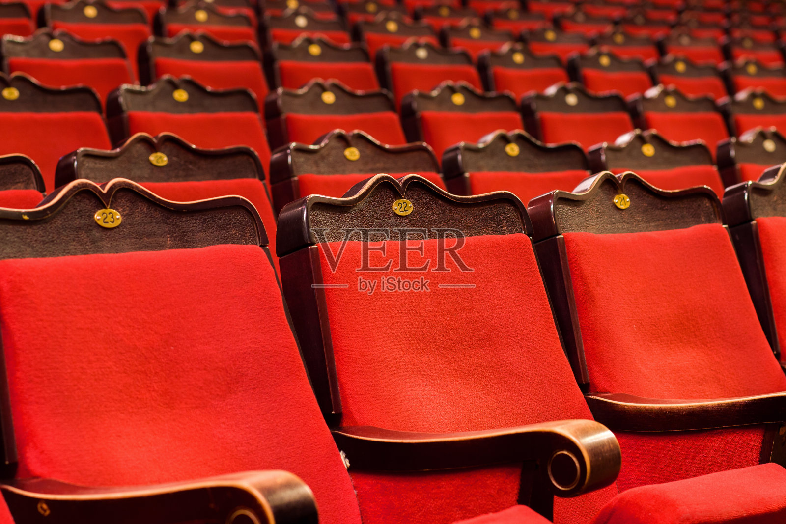 剧院里的红椅子照片摄影图片