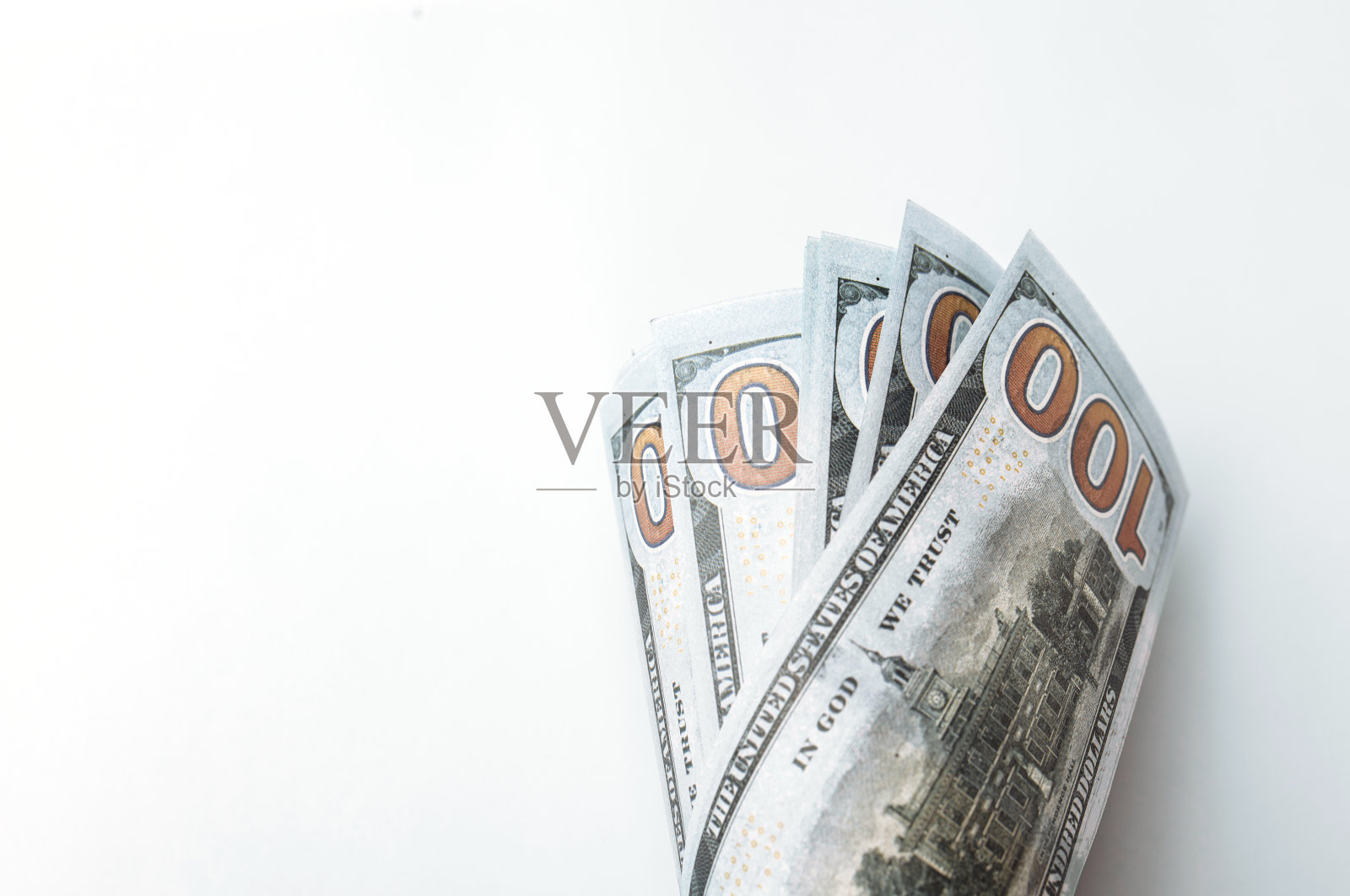 钞票多为100美元、美钞,银白色背景与银钱特写,总统的脸照片摄影图片