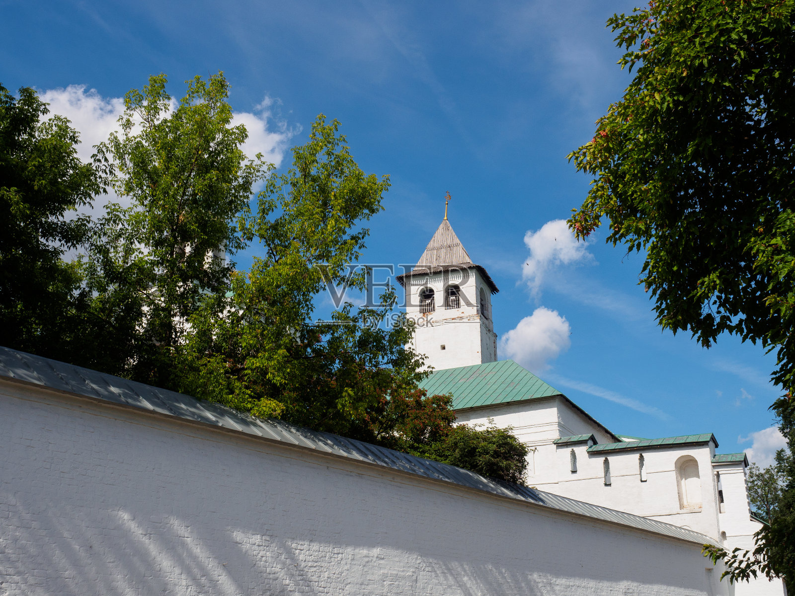 蓝色天空映衬下的教堂照片摄影图片
